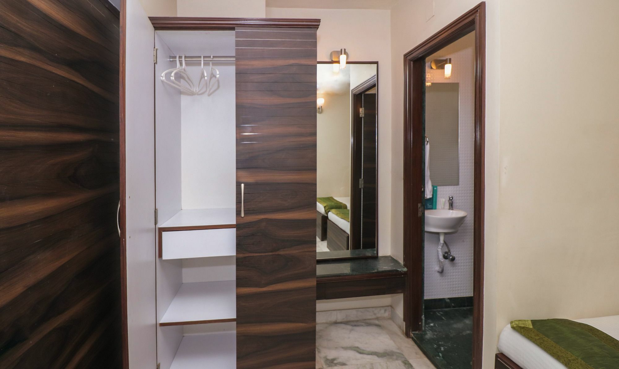 Capital O 8318 Beeu Guest House Liluah Luaran gambar